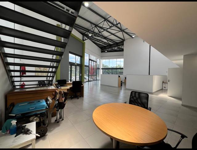 356M² SHOWROOM TO LET IN OLIVEDALE